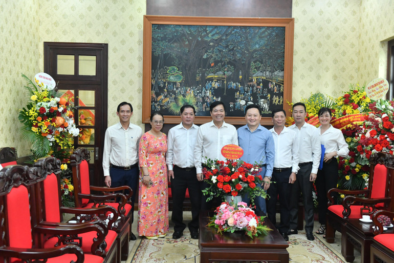 Đoàn đại biểu Viện Kiểm sát nhân dân tối cao chúc mừng Báo Nhân Dân. (Ảnh: ĐĂNG KHOA)