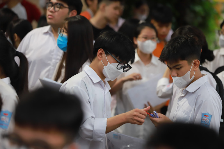 Kiểm tra lại bút trước giờ thi. (Ảnh: Sơn Bách)