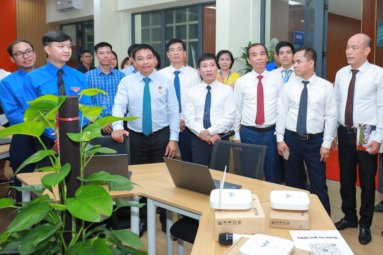 Bộ trưởng Giao thông vận tải Nguyễn Văn Thắng thăm Phòng Thí nghiệm chuyển đổi số của Trường đại học Công nghệ Giao thông vận tải.