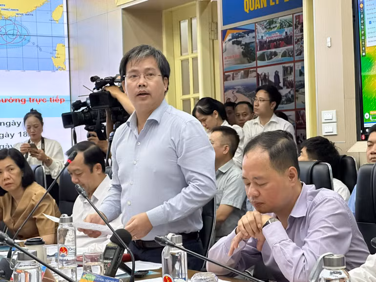 Giám đốc Trung tâm dự báo khí tượng thủy văn quốc gia Mai Văn Khiêm báo cáo nhanh tại cuộc họp. Giám đốc Trung tâm dự báo khí tượng thủy văn quốc gia Mai Văn Khiêm báo cáo nhanh tại cuộc họp.