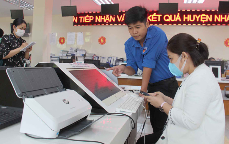 Đoàn viên thanh niên huyện Nhà Bè hướng dẫn người dân thực hiện dịch vụ công trực tuyến. Đoàn viên thanh niên huyện Nhà Bè hướng dẫn người dân thực hiện dịch vụ công trực tuyến.