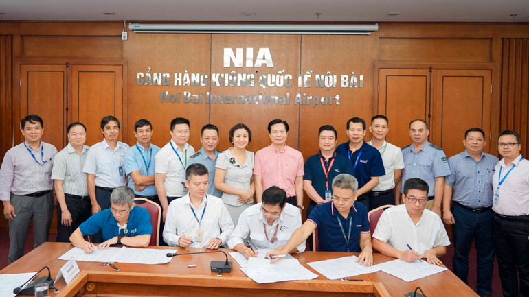 Các đơn vị ký cam kết “Thực hiện các giải pháp kiểm soát FOD tại Cảng HKQT Nội Bài