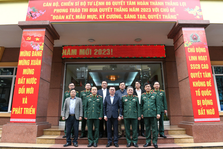 Các đại biểu chụp ảnh lưu niệm tại trụ sở Bộ Tư lệnh Tác chiến không gian mạng. (Ảnh: Thành Đạt)