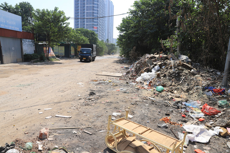 Rác thải sinh hoạt bị vứt bừa bãi tại Hà Nội. Việc thiếu phân loại từ nguồn đã khiến cho việc tái chế, tái sử dụng rác gặp rất nhiều khó khăn. (Ảnh: Sơn Bách) Rác thải sinh hoạt bị vứt bừa bãi tại Hà Nội. Việc thiếu phân loại từ nguồn đã khiến cho việc tái chế, tái sử dụng rác gặp rất nhiều khó khăn. (Ảnh: Sơn Bách)