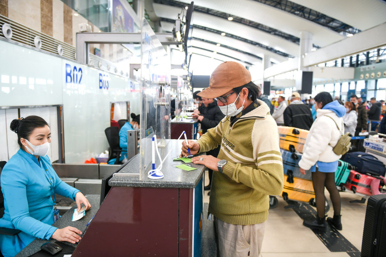 Khách hàng làm thủ tục tại sân bay quốc tế Nội Bài sáng 18/1. (Ảnh: Thành Đạt)