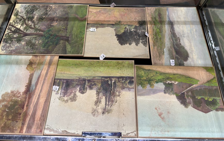 Một số tác phẩm của Vua Hàm Nghi được đưa ra bán đấu giá ngày 22/9/2023. (Ảnh: Nguyễn Thu Hà/TTXVN)