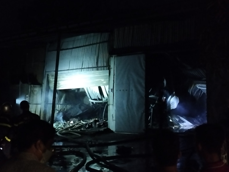 Lửa khiến cho khu vực kho xưởng bị tàn phá nghiêm trọng. (Ảnh: CTV) Lửa khiến cho khu vực kho xưởng bị tàn phá nghiêm trọng. (Ảnh: CTV)