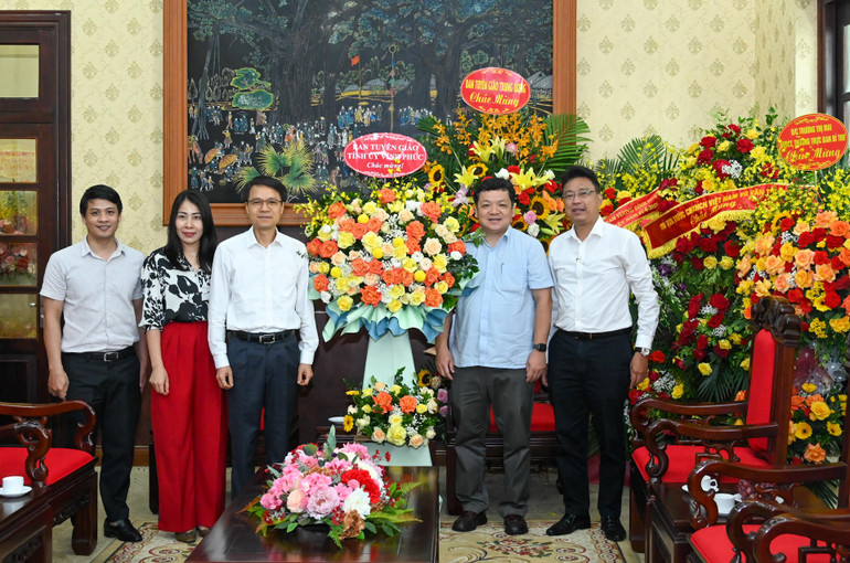 Đoàn đại biểu Ban Tuyên giáo Tỉnh ủy Vĩnh Phúc chúc mừng Báo Nhân Dân. (Ảnh: DUY LINH)