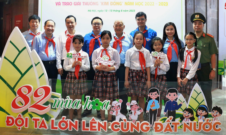 Các đồng chí lãnh đạo, nguyên lãnh đạo Hội đồng Đội Trung ương các thời kỳ, đại diện lãnh đạo các bộ, ngành, đoàn thể cùng đại biểu chương trình.