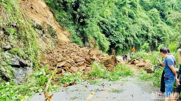 Sạt lở đất gây ách tắc giao thông tại Cao Bằng năm 2023.