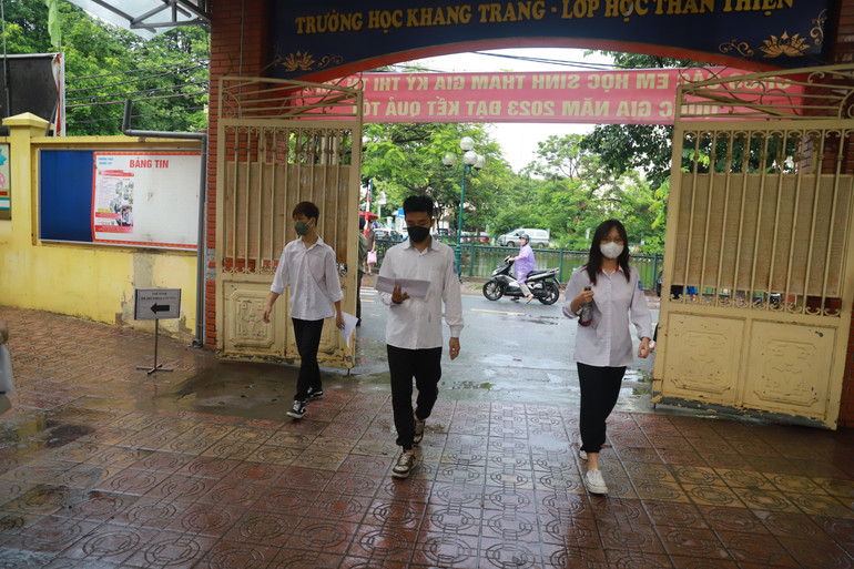Thí sinh bước vào điểm thi tại Trường trung học cơ sở Hoàng Liệt. (Ảnh: Sơn Bách)
