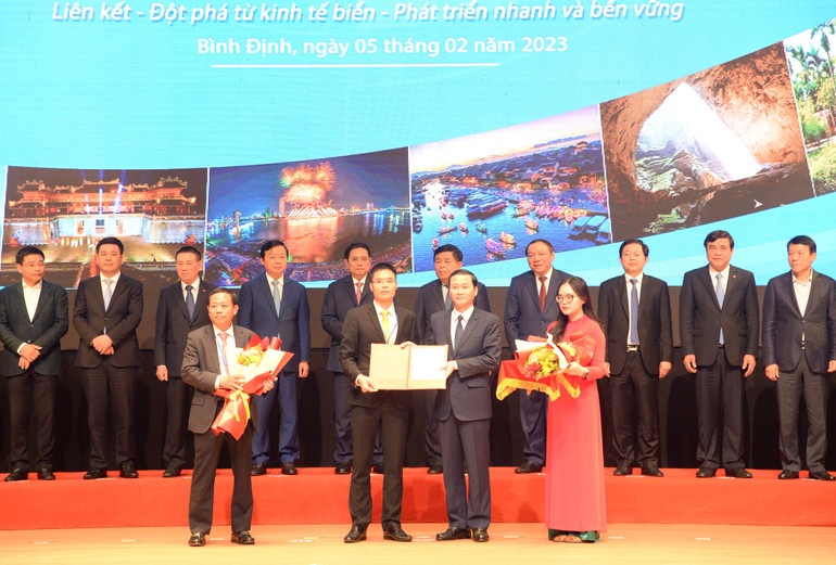 Thủ tướng Phạm Minh Chính và các đồng chí lãnh đạo chứng kiến lễ trao các biên bản thỏa thuận hợp tác, giấy chứng nhận đầu tư.