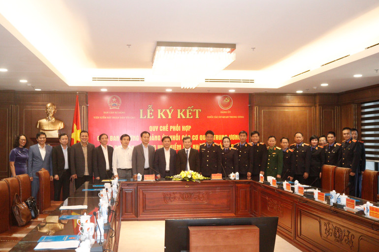 Các đồng chí dự Lễ ký kết. Các đồng chí dự Lễ ký kết.