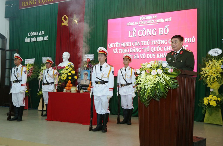 Nghi thức rước Bằng "Tổ quốc ghi công" liệt sĩ Võ Duy Khánh về với gia đình.