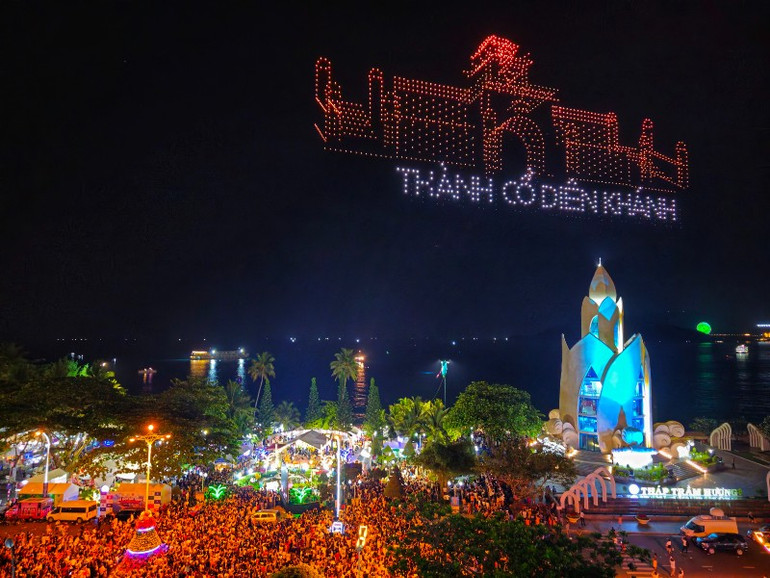 Khoảnh khắc ánh sáng nghệ thuật trên bầu trời đêm Nha Trang huyền ảo. (Ảnh: NGỌC HÒA)