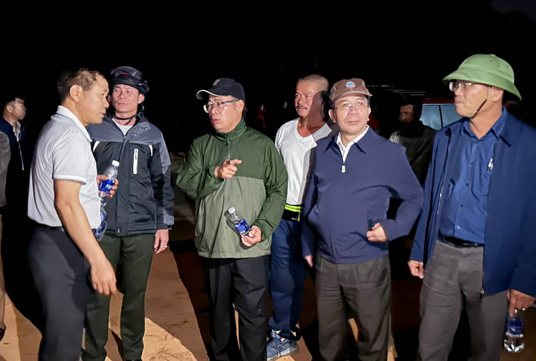 Lãnh đạo tỉnh Lâm Đồng chỉ đạo chữa cháy tại hiện trường trong đêm 7/4.