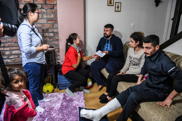 Những cô dâu người Việt chia sẻ với các nạn nhân động đất.