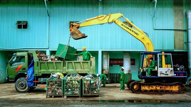 Tiếp nhận rác thải trước khi đưa vào xử lý tại Nhà máy xử lý rác thải thành phố Cà Mau. Tiếp nhận rác thải trước khi đưa vào xử lý tại Nhà máy xử lý rác thải thành phố Cà Mau.