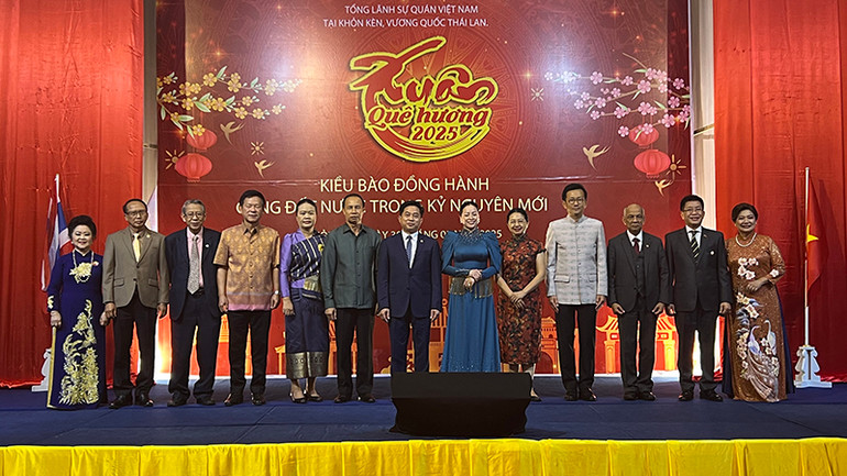 Các đại biểu tham dự chụp ảnh kỷ niệm tại sự kiện. (Ảnh: CTV)