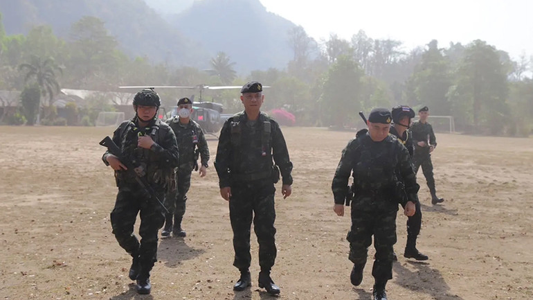 Thiếu tướng Maitri Chupreecha, Chỉ huy lực lượng đặc nhiệm Naresuan xuống thị sát tại tỉnh Tak ngày 1/3. Ảnh NBT.
