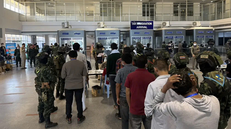 Lực lượng quân đội Thái Lan hỗ trợ an ninh cho công tác hồi hương công dân Ấn Độ. (Ảnh: NBT)