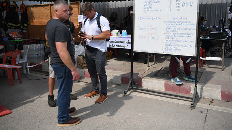 Bảng thông báo kết quả tìm kiếm nạn nhân mắc kẹt tại hiện trường. (Ảnh: XUÂN SƠN)