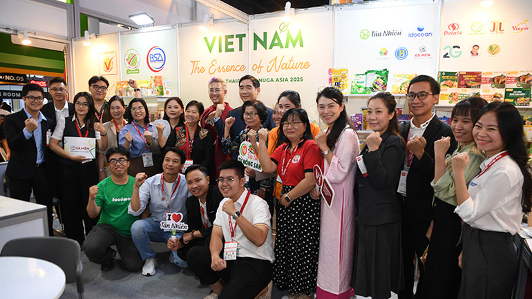 Đại sứ Phạm Việt Hùng với một số doanh nghiệp Việt Nam tại hội chợ.