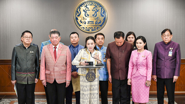 Thủ tướng Thái Lan Paetongtarn Shinawatra (giữa) tại cuộc họp báo ngày 25/2. Ảnh: Văn phòng chính phủ Thái Lan.