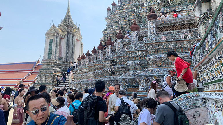 Du khách nước ngoài tại chùa Arun, Bangkok cuối tháng 1/2025. (Ảnh: XUÂN SƠN)