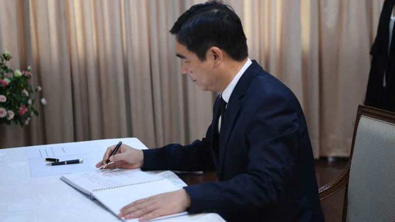Đại sứ Việt Nam tại Thái Lan Phạm Việt Hùng ghi sổ tang.