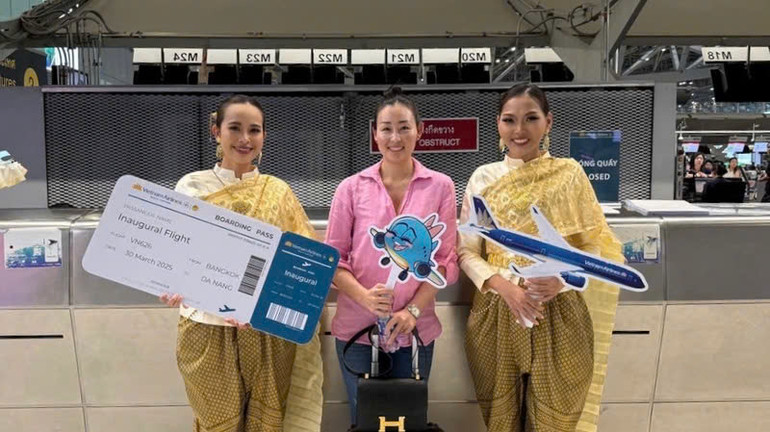 Hành khách đầu tiên làm thủ tục lên chuyến bay thẳng Bangkok-Đà Nẵng.