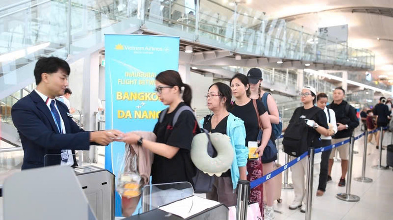 Hành khách làm thủ tục lên chuyến bay Bangkok-Đà Nẵng.