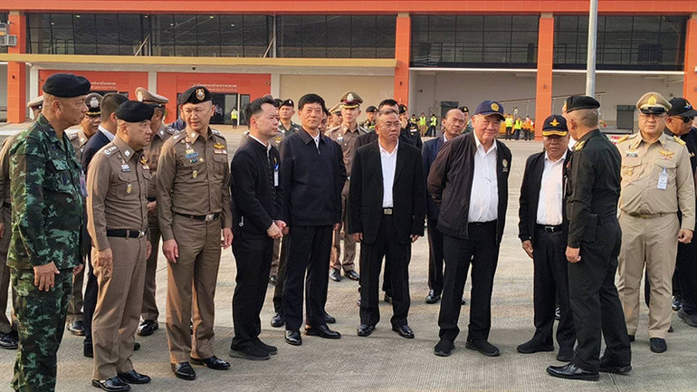 Phó Thủ tướng kiêm Bộ trưởng Quốc phòng Thái Lan Phumtham Wechayachai bàn biện pháp phòng chống tội phạm viễn thông với đại diện Trung Quốc và Myanmar. (Ảnh: NBT)