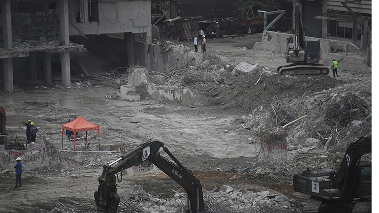 Các đội cứu hộ, cứu nạn đã tìm xuống khu vực ngầm bên dưới tòa nhà. Ảnh: Xuân Sơn.