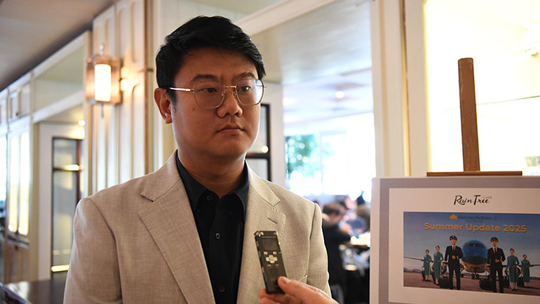 Ông Nattapatch Jinda-In, Giám đốc điều hành hãng lữ hành TTN Europe trả lời phỏng vấn phóng viên Báo Nhân Dân thường trú tại Thái Lan.