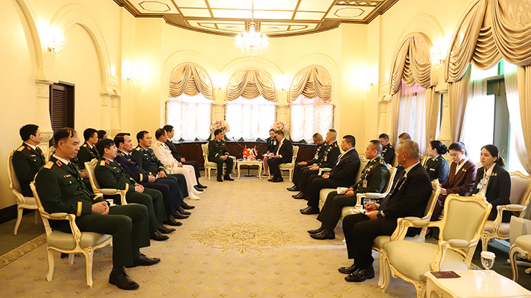 Đoàn đại biểu Bộ Quốc phòng Việt Nam chào xã giao Phó Thủ tướng, Bộ trưởng Quốc phòng Thái Lan Phumtham Wechayachai.