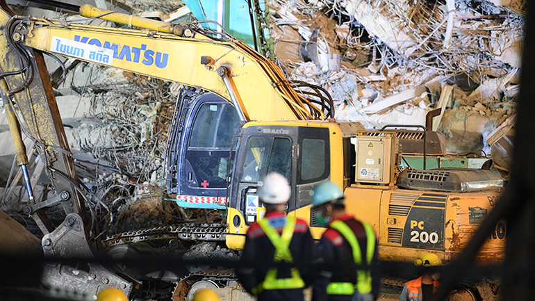 Ngày 1/4, đã có thêm 1 thi thể được tìm thấy tại hiện trường vụ sập tòa nhà văn phòng OAG. (Ảnh: XUÂN SƠN)