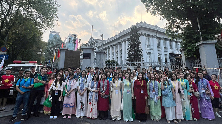 Kiều bào và sinh viên Việt Nam tại Thái Lan tại Lễ kỷ niệm, diễu binh, diễu hành. (Ảnh: Phạm Nguyễn Như Quỳnh) Kiều bào và sinh viên Việt Nam tại Thái Lan tại Lễ kỷ niệm, diễu binh, diễu hành. (Ảnh: Phạm Nguyễn Như Quỳnh)