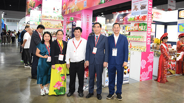 Đại sứ Việt Nam tại Thái Lan Phạm Việt Hùng (thứ 2 từ phải sang trái) tham dự sự kiện.