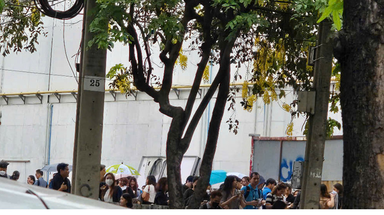 Người dân Thái Lan tập trung tại một tuyến đường tại Bangkok trưa 31/3. (Ảnh: XUÂN SƠN)