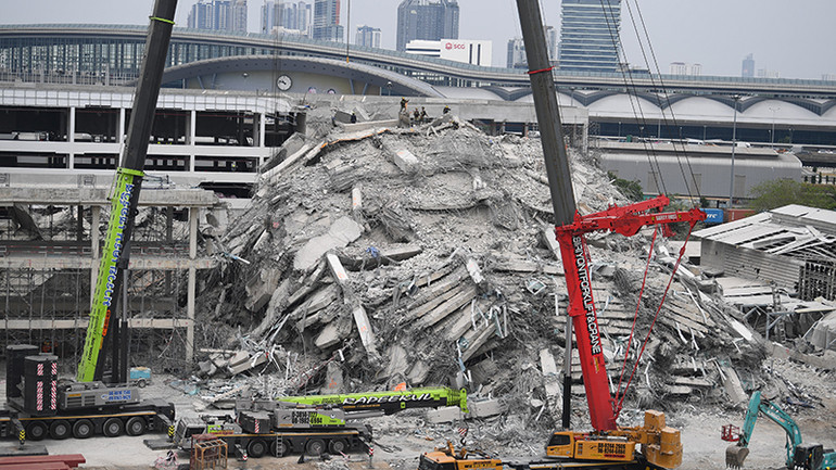 Tòa nhà 30 tầng đổ sụp tạo thành đống đổ nát cao hơn 5 tầng chôn vùi các nạn nhân bên trong. Ảnh: Xuân Sơn.