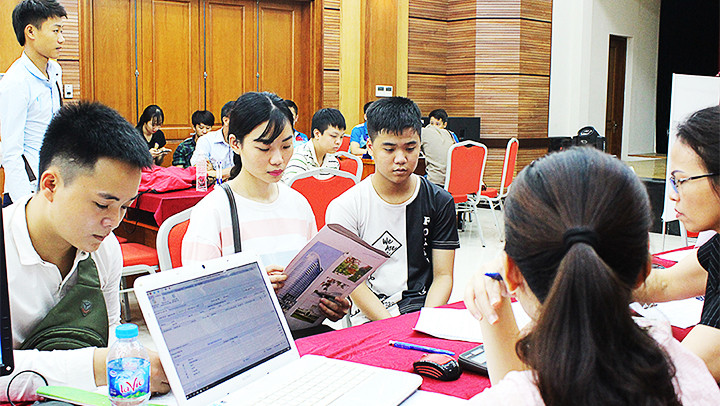 Làm thủ tục nhập học tại Trường cao đẳng Cơ điện Hà Nội. Ảnh: SONG ANH Làm thủ tục nhập học tại Trường cao đẳng Cơ điện Hà Nội. Ảnh: SONG ANH