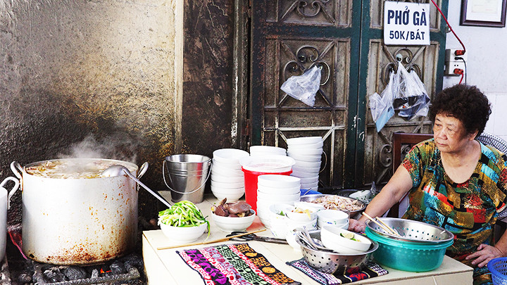 Mỗi quán phở lâu đời đều có hương vị và phong cách phục vụ riêng.