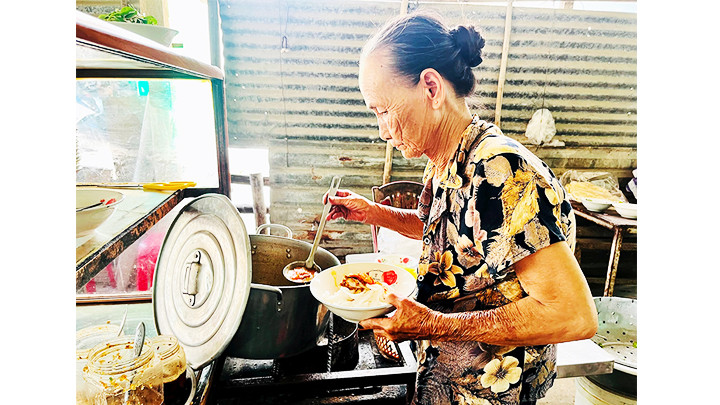 Bà Thời gắn bó với nồi mì Quảng suốt mấy chục năm nay. Bà Thời gắn bó với nồi mì Quảng suốt mấy chục năm nay.