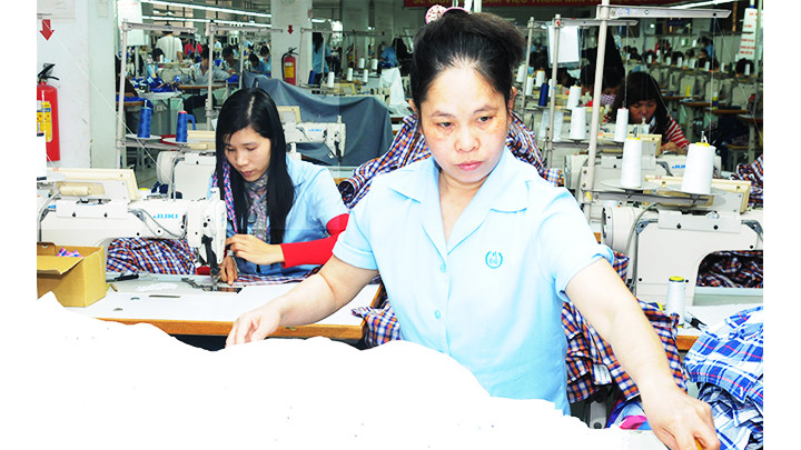 Doanh nghiệp ngành dệt may đã nhận được nhiều đơn hàng đến cuối năm. Ảnh: BẮC SƠN