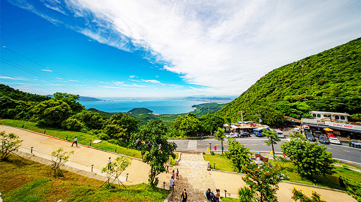 Từ Hải Vân quan có thể ngắm toàn cảnh TP Đà Nẵng.