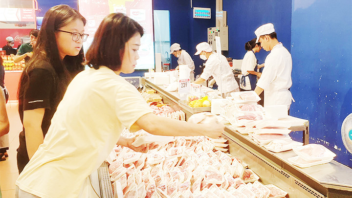 Các mặt hàng thiết yếu duy trì giá ổn định. Ảnh: NGUYỆT ANH