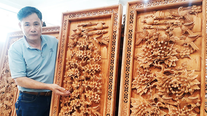 Nghệ nhân Đỗ Đình Hòe (Phú Xuyên, Hà Nội) giới thiệu về sự công phu của kỹ thuật đục, chạm tranh gỗ.