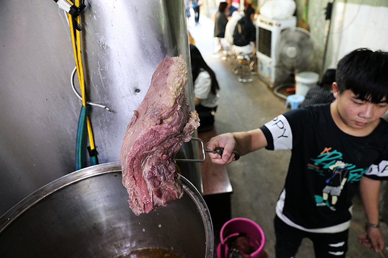 Nguyên liệu tươi, được lựa chọn kỹ càng là một trong những tiêu chuẩn cơ bản của các hàng phở nổi tiếng.