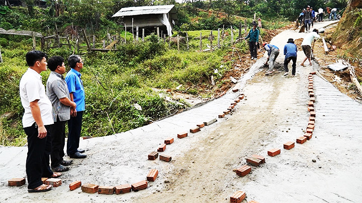 Người dân chung tay làm đường. Người dân chung tay làm đường.
